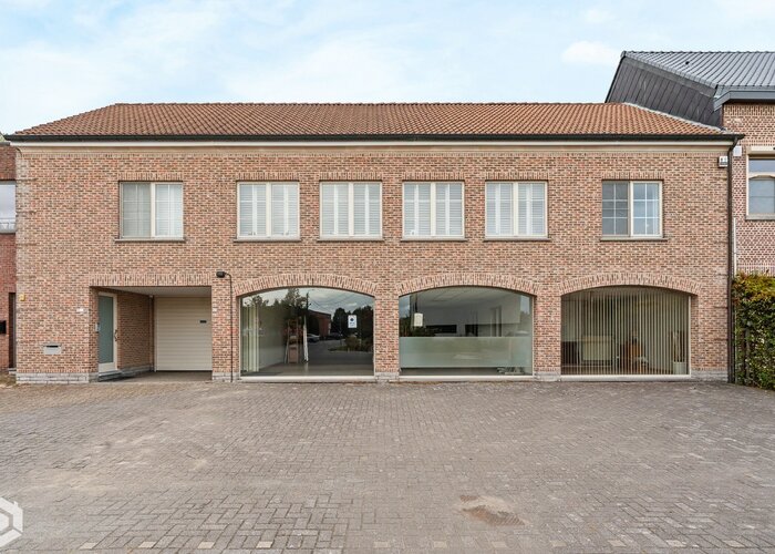 Commercieel pand met ruim appartement op toplocatie in Sint-Katelijne-Waver 6c3d9da74b07ab47548d30fd95504b065c3ac16f9961a29b4038cce18b8d4e9c.jpg